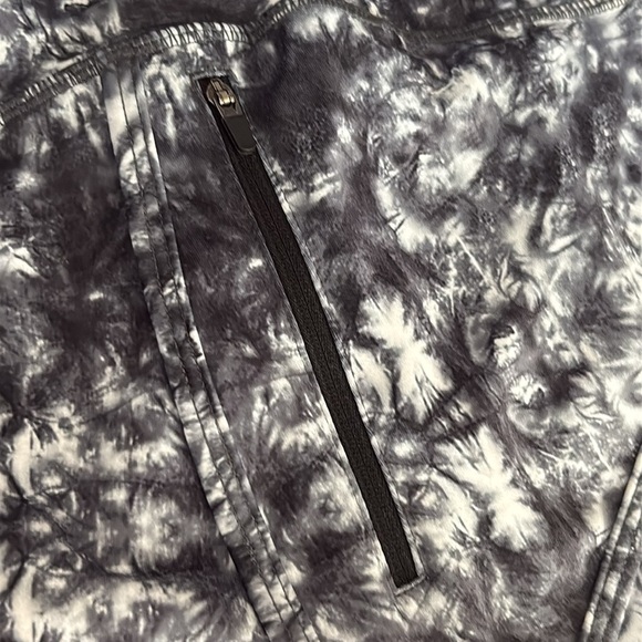 Movemama Tie Dye Activewear Shorts in Black & White - NWOT - Size Large - Picture 5 of 5